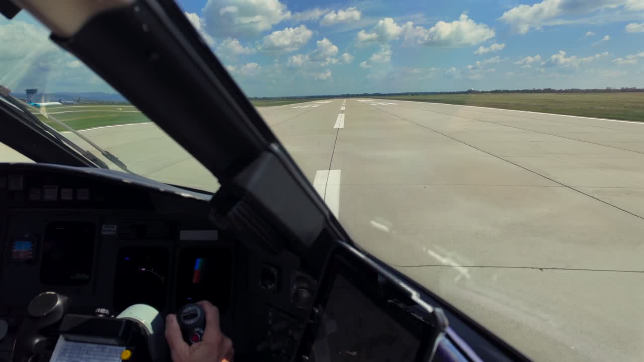이륙 활주 중 조종사의 손이 비행 제어 장치를 잡고 있는 모습과 함께 드문드문 구름이 흩어진 푸른 하늘 아래에서 실시간 이륙하는 몰입형 조종석 뷰를 감상하세요~