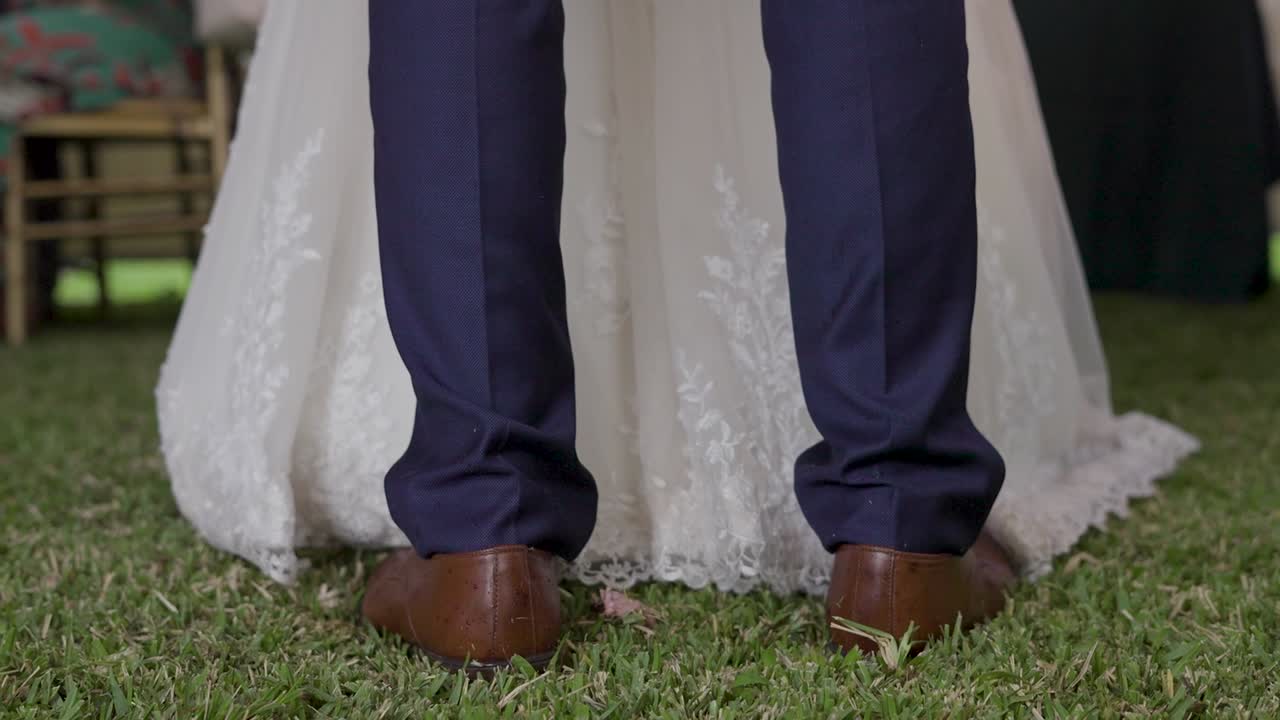 novios bailando después de la boda