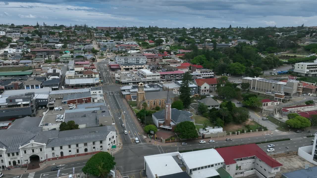 Pyörivä ilmakuva Mossel Bayn keskustasta, Etelä-Afrikka
