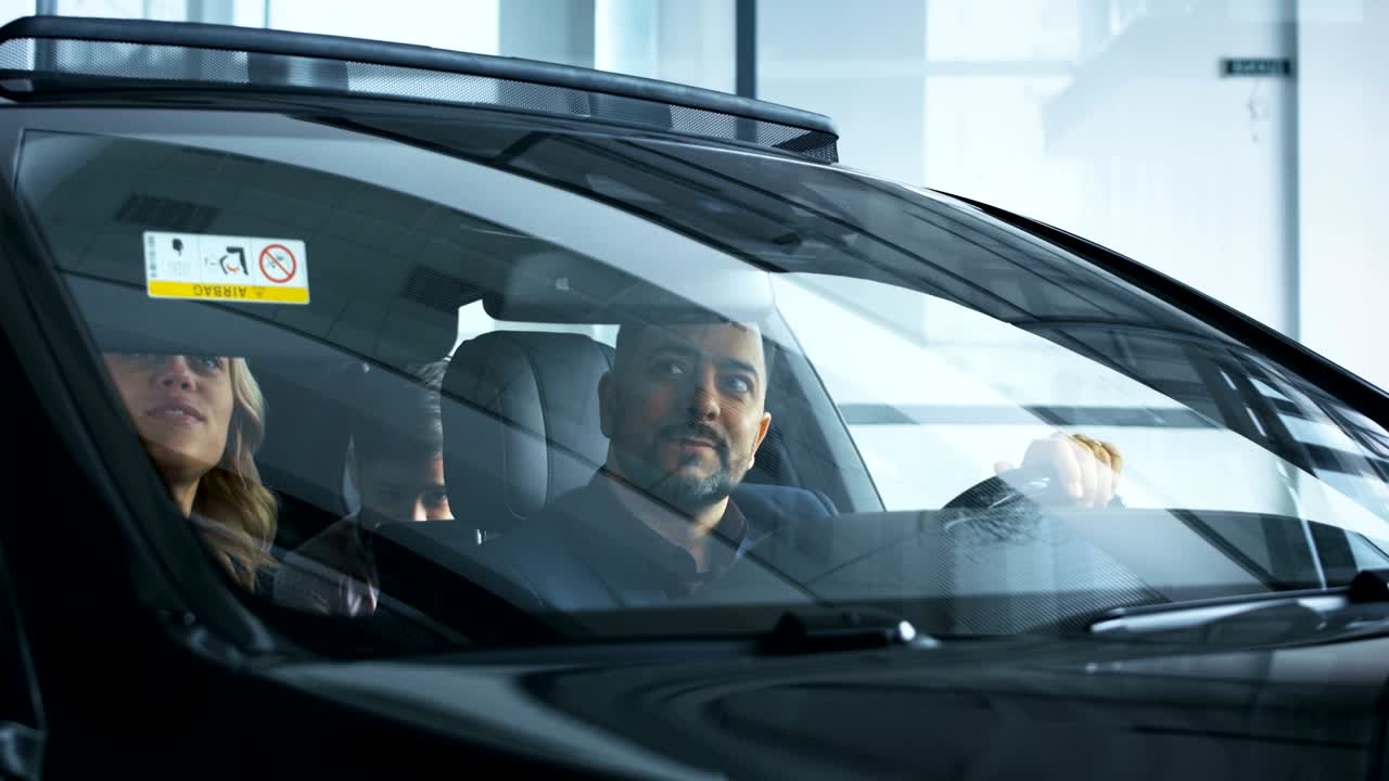 familia feliz con niños en un coche nuevo