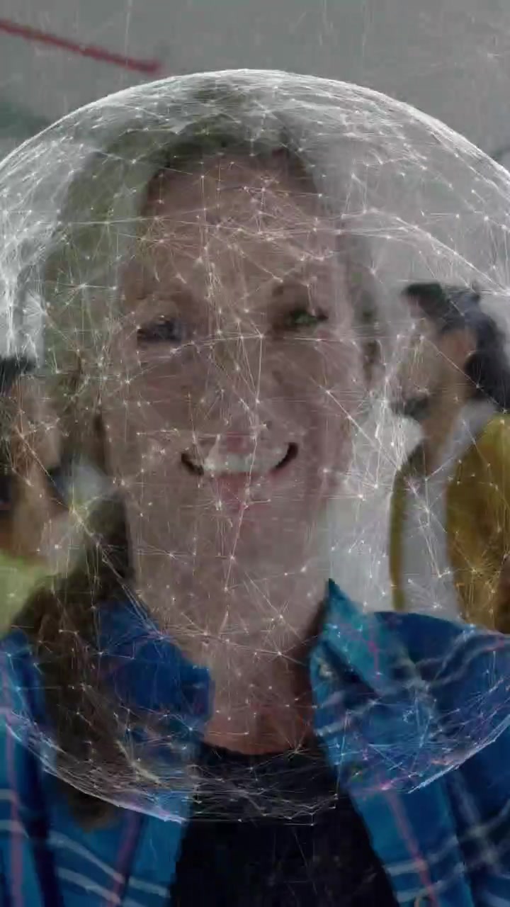 Donna in piedi al centro che si sgranchisce, sorridendo mentre una sfera in sovrapposizione appare sopra la testa, mostrando fiducia tecnologica.