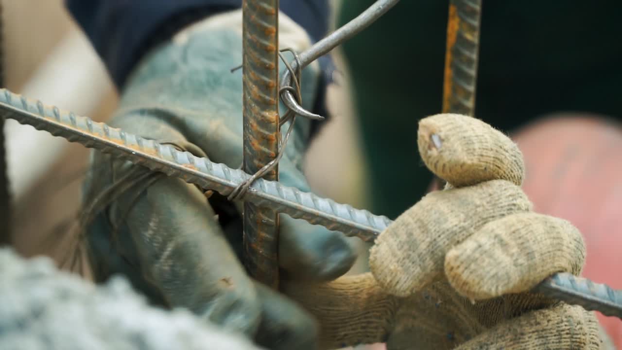 unión de barras de refuerzo en un sitio de construcción