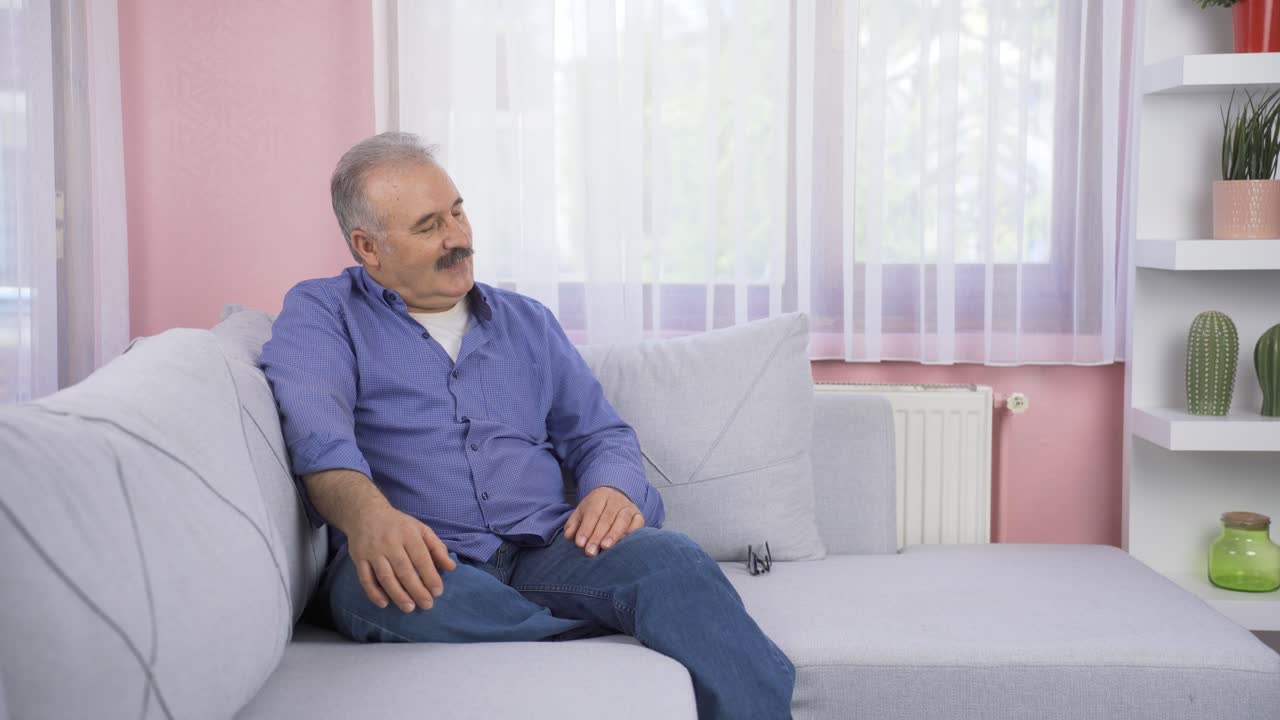 L'anziano commosso che guarda fuori dalla finestra.