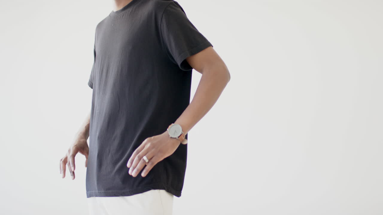 sección media de un hombre afroamericano vestido con una camiseta negra con espacio de copia en fondo blanco