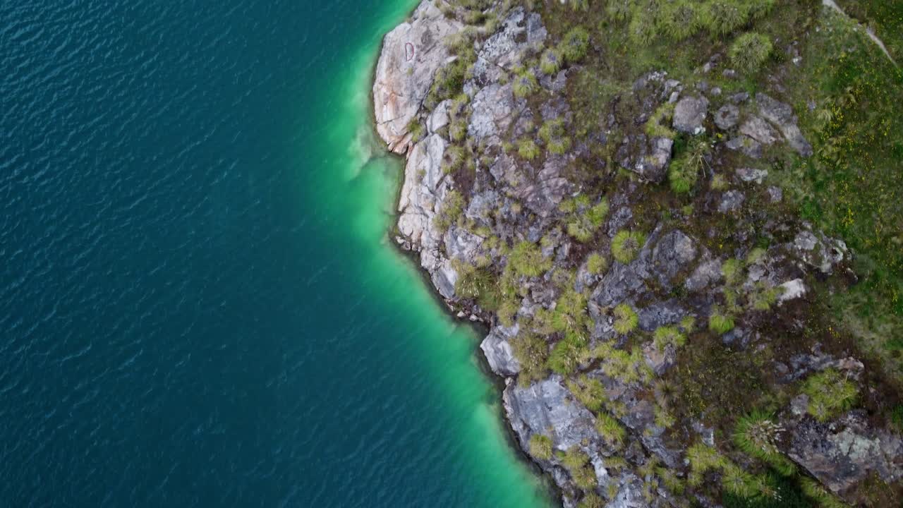 에콰도르의 퀼로토아 호수에서 청록색 녹색 물 호숫가의 조감도