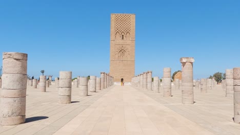 mirando hacia arriba en el monumento histórico de la torre hassan en la plaza de mármol, rabat, marruecos