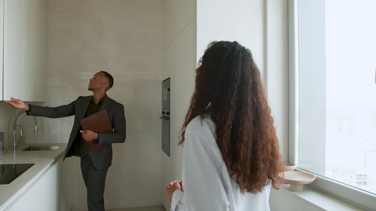 agente de bienes raíces mostrando una casa