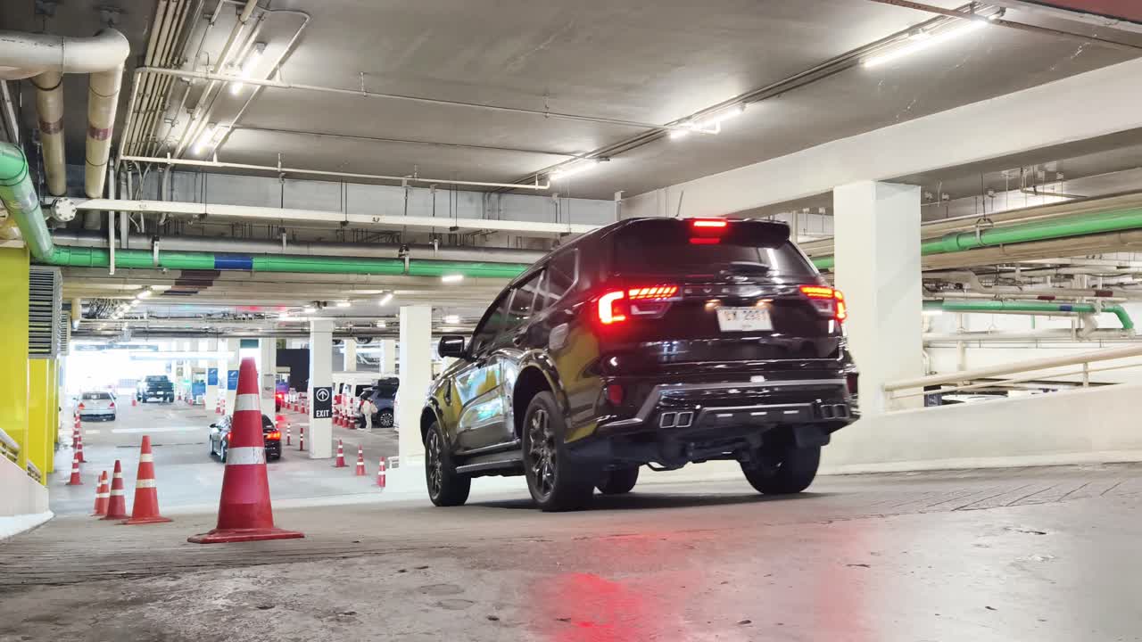 차량이 있는 지하 주차장