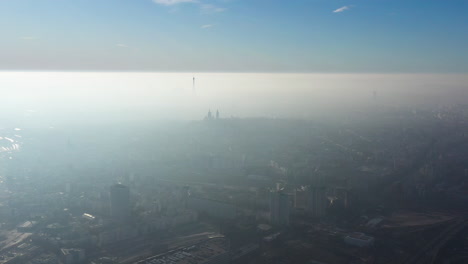 contaminación de la niebla sobre parís gas de efecto invernadero torre eiffel y montparnasse francia