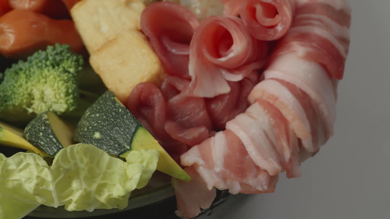 부의  테이블 위에 회전하는 샤부 재료의 비의 근처