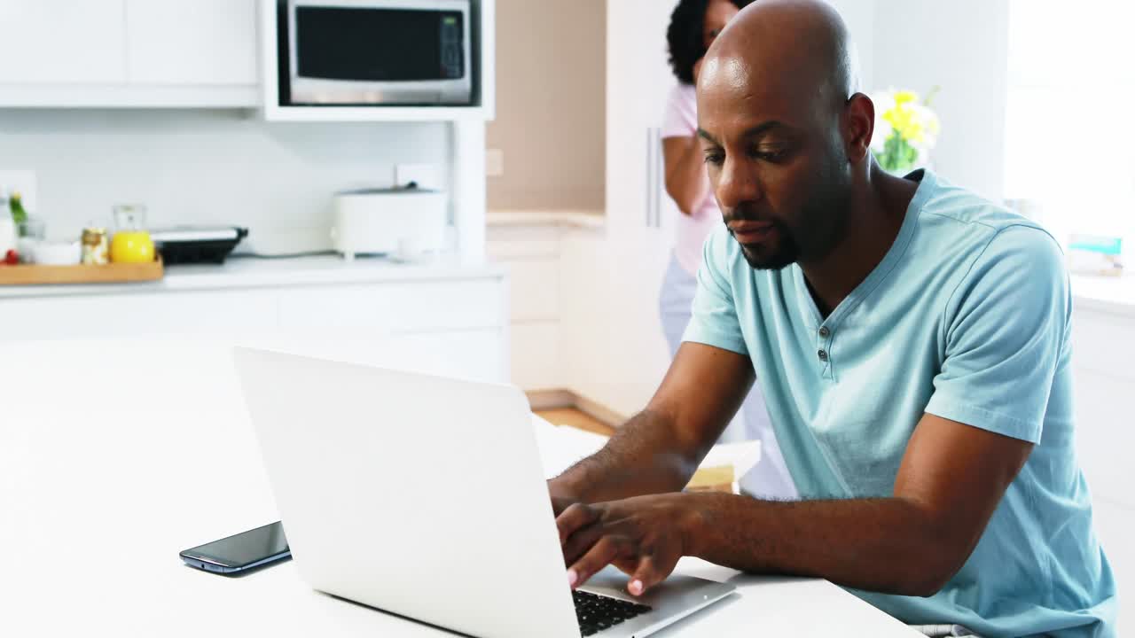 hombre usando computadora portátil mientras la mujer habla por teléfono móvil 4k