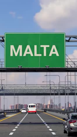 señal de carretera a malta con avión en el cielo