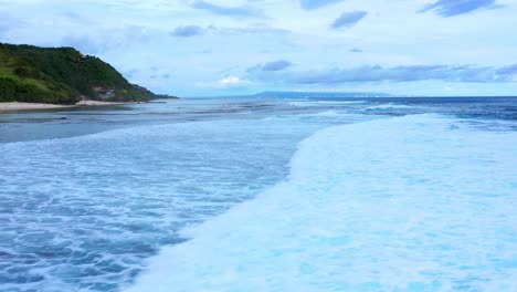 Idílico-Paisaje-Marino-De-La-Playa-De-Sombrillas-De-Gunung-En-Bali,-Indonesia---Disparo-De-Drones