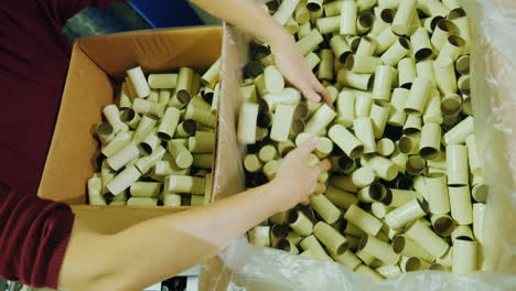 muchos corchos para botellas de vino el trabajo de la bodega