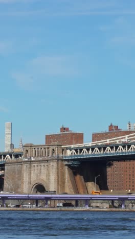 ein manhattan square wolkenkratzer und fluss