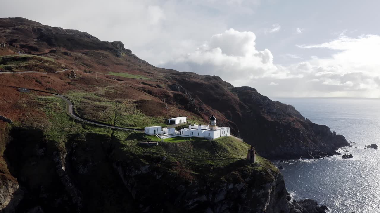 킨타이어 궁리라고 불리는 스코틀랜드 남부의 높은 돌 절벽에 있는 등대