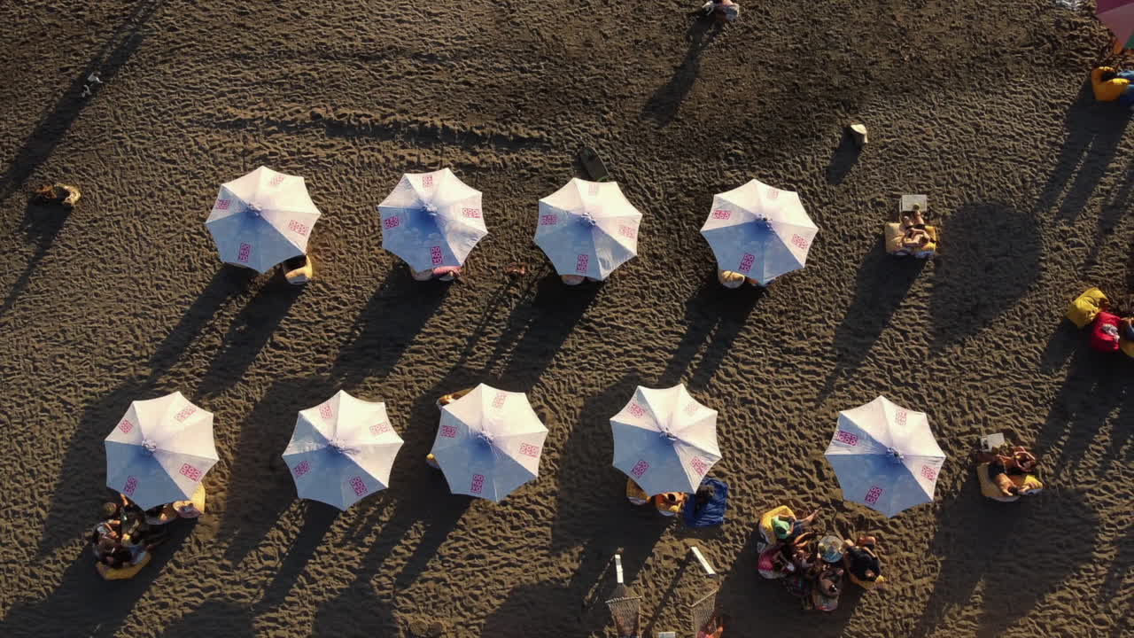 vista aérea de una escena de playa llena de gente