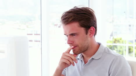 Casual-businessman-working-at-his-desk