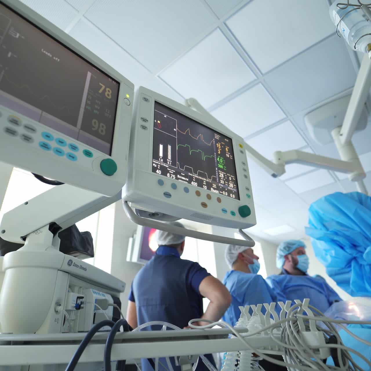 Intervento chirurgico con l'aiuto di nuove apparecchiature mediche. Attrezzatura moderna nella sala operatoria. Specialisti in uniforme blu eseguono un'operazione