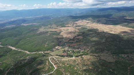 Vista-Aérea-Verde-Terreno-Montañoso