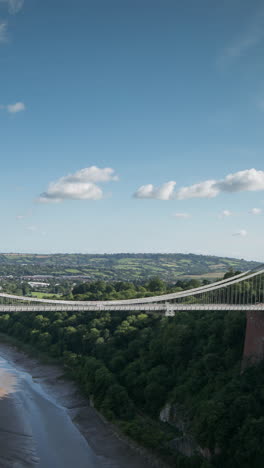 el lapso de tiempo del puente colgante de clifton en bristol, reino unido en vertical