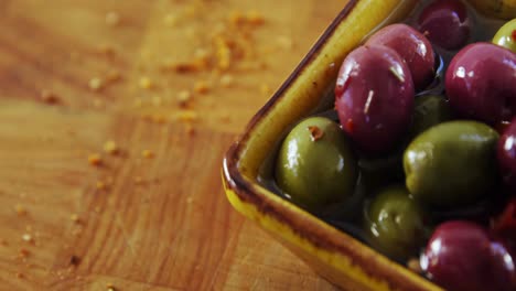 tapas de aceitunas rojas y verdes