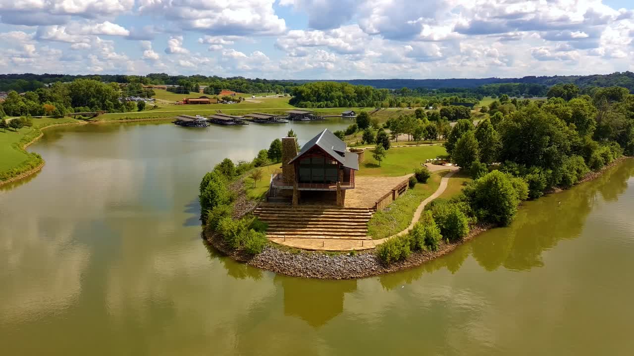Ariel stockoptagelser (stigende parallax) af Freedom Point, der ligger i Clarksville, Tennessee