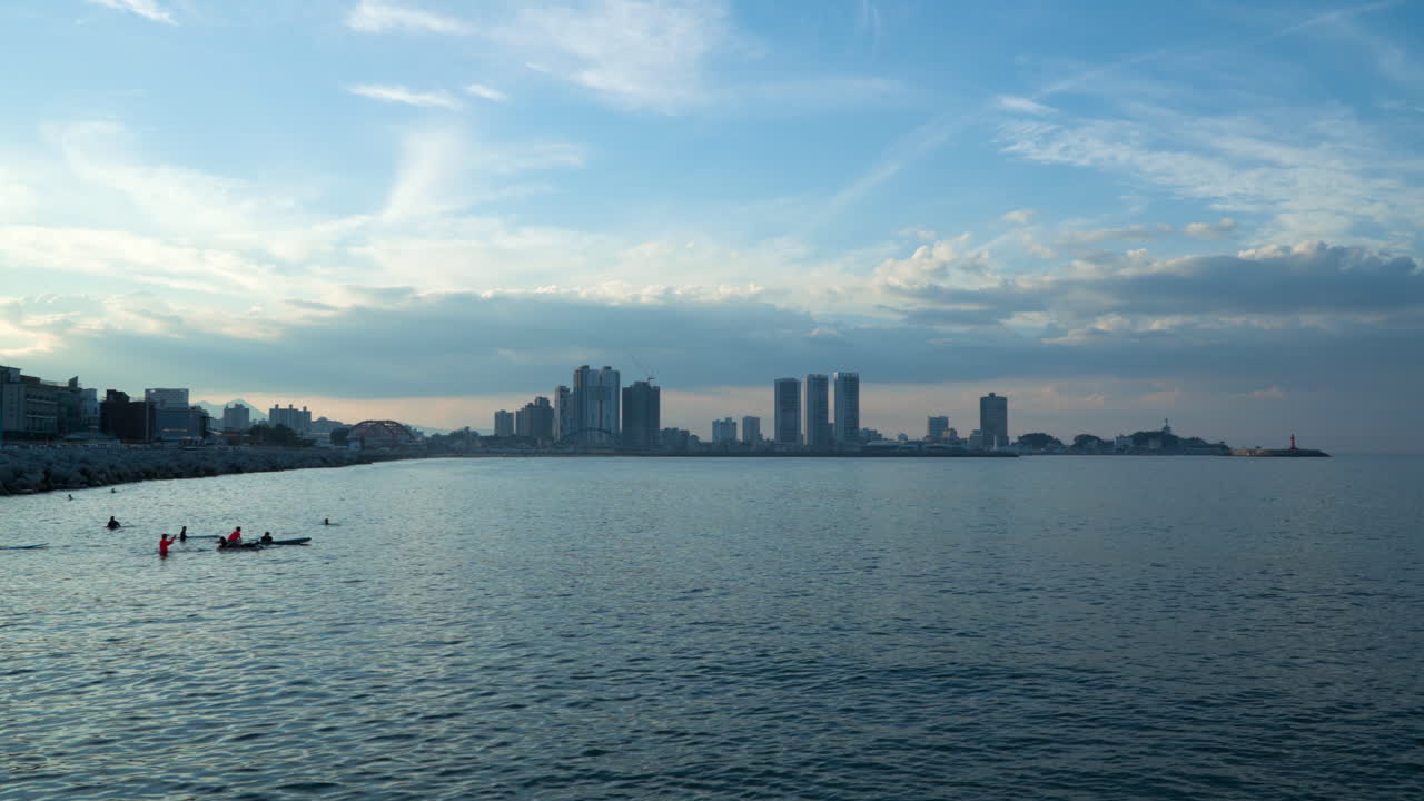 한국 강원도 강진군 소경 해변 시의 서퍼들과 함께 조용한 바다 풍경
