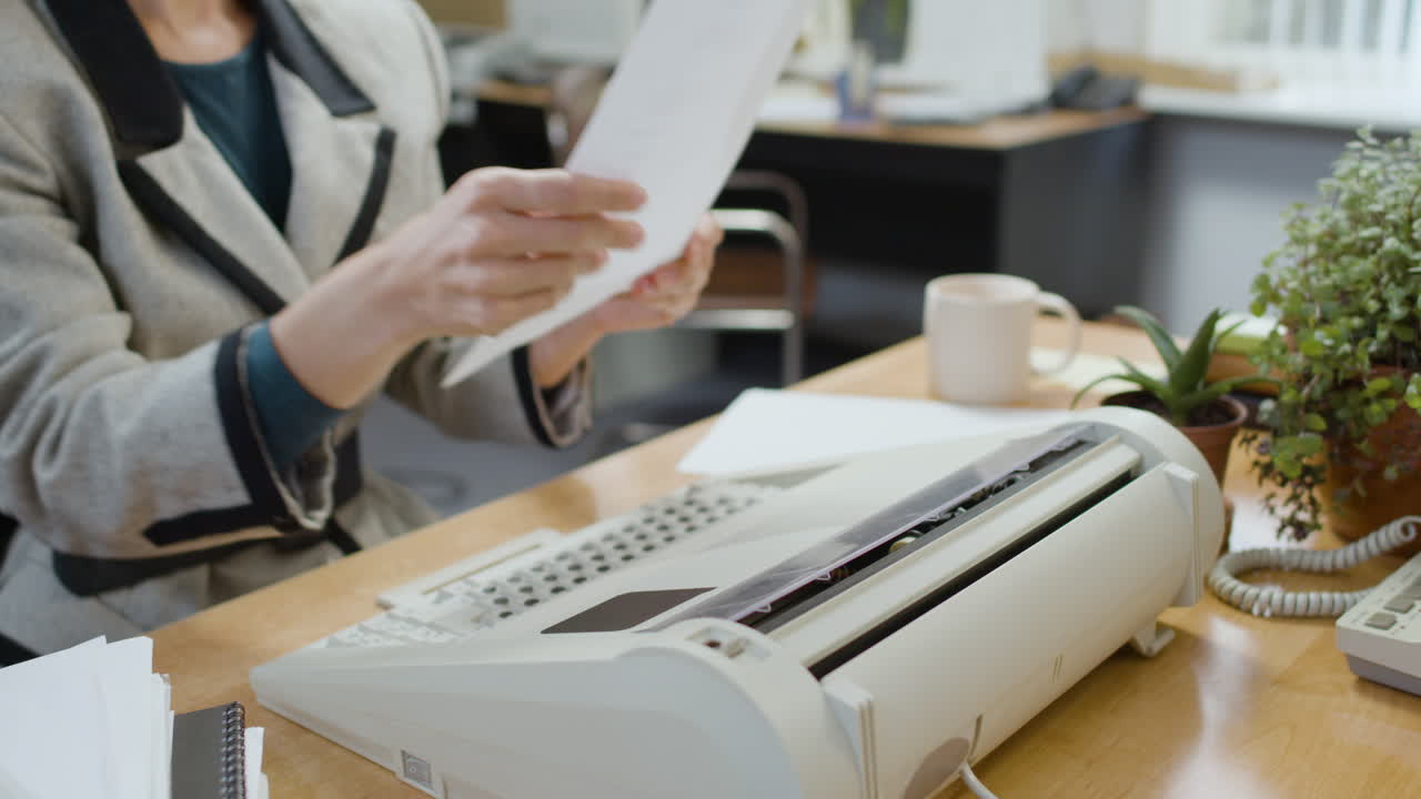 타자기 에서 타이핑 하는 백인 여성 노동자