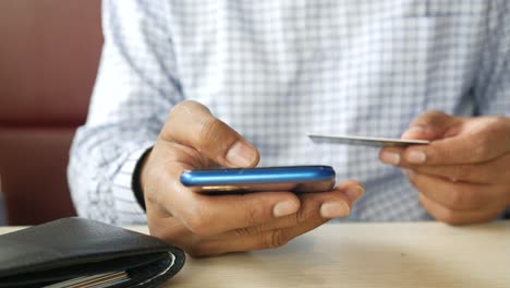 hombre usando teléfono móvil para el pago en línea
