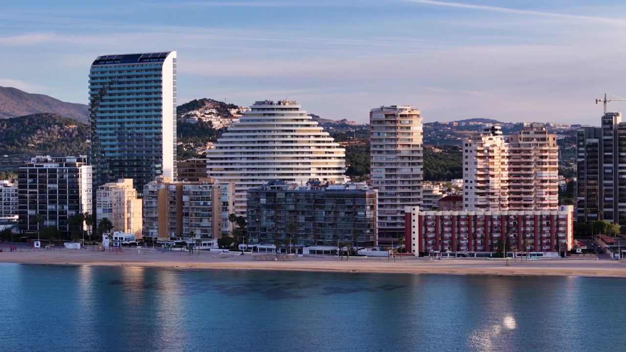 Vista panoramica della città di Calpe e della sua costa in Spagna, con edifici moderni e cielo sereno.