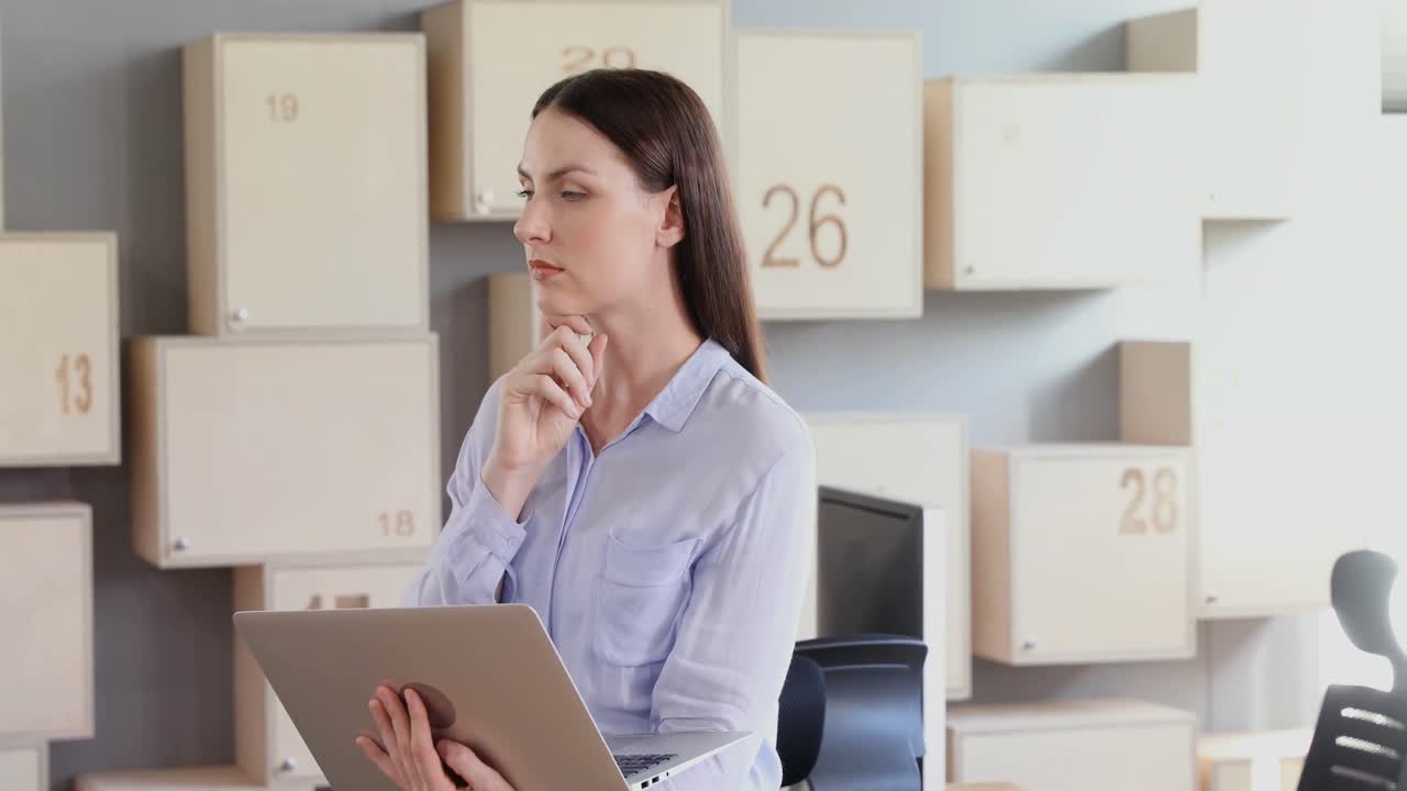 mujer ejecutiva usando portátil 4k