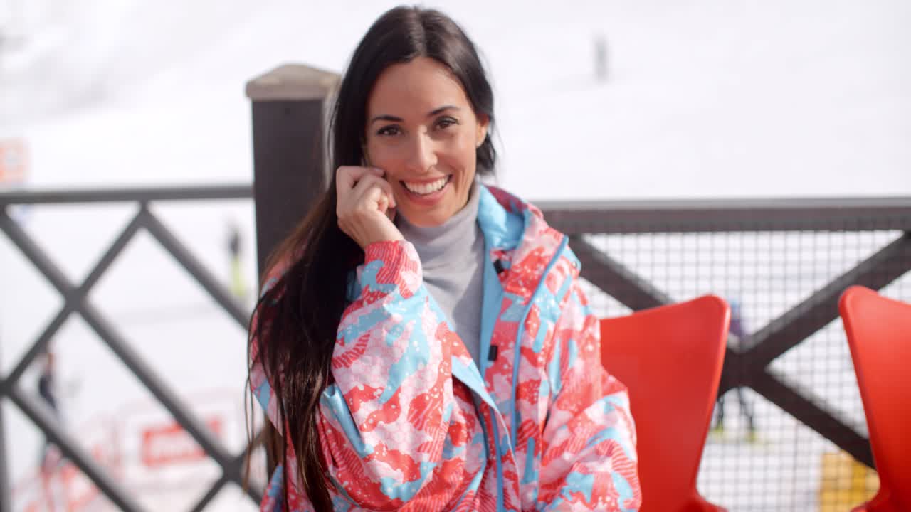 una mujer joven hablando en su móvil.