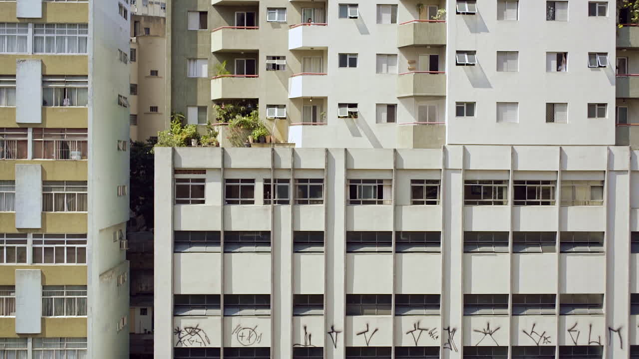 대도시의 고층 건물 창문