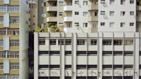 ventanas de edificios altos en una gran metrópolis