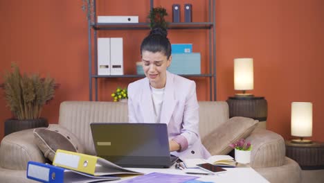 trabajadora de oficina en casa, mujer joven trabajando en una computadora portátil estresada.