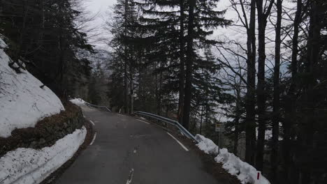 Drone-Siguiendo-Una-Carretera-De-Montaña,-Paso-Vrsic-En-Eslovenia