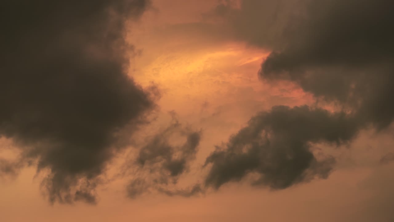 황금 시간에 빠르게 움직이는 어두운 구름과 함께 저녁 하늘의 타임 스