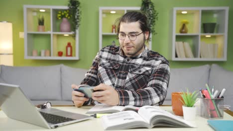 estudiante masculino con problemas de déficit de atención.