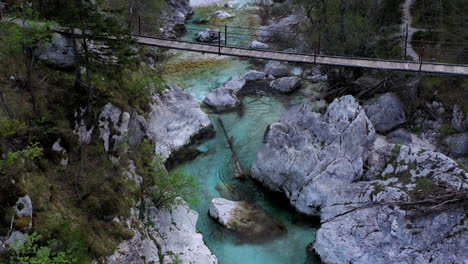 vista aérea del río soča y un puente peatonal que lo cruza