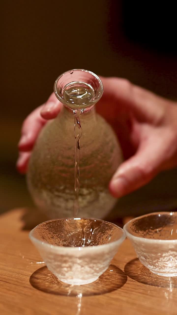 Urutan menuangkan sake dari botol ke cangkir