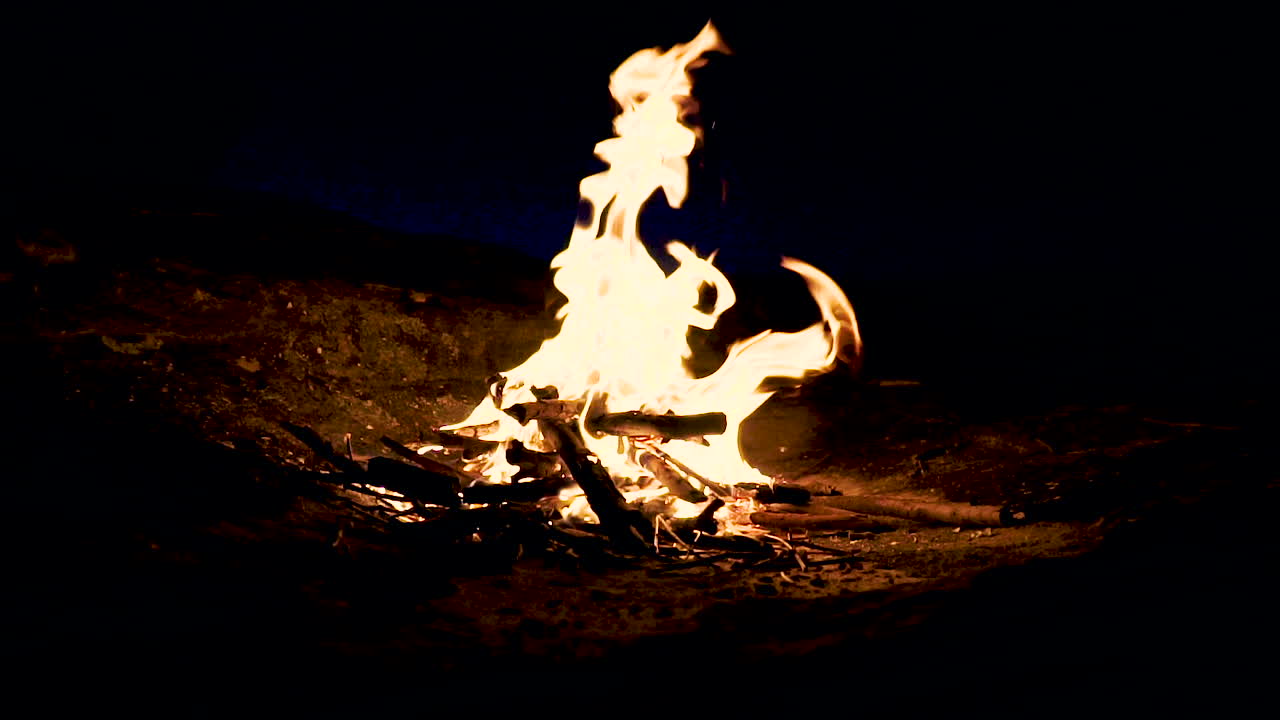 pequeña cámara lenta de fogata a 100fps