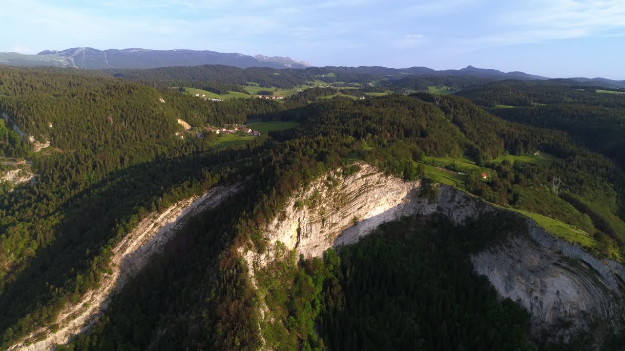 vista aérea de pájaros de la montaña belvedere de la roche blanche durante la temporada de primavera y en el fondo monts-jura y cret de chalam