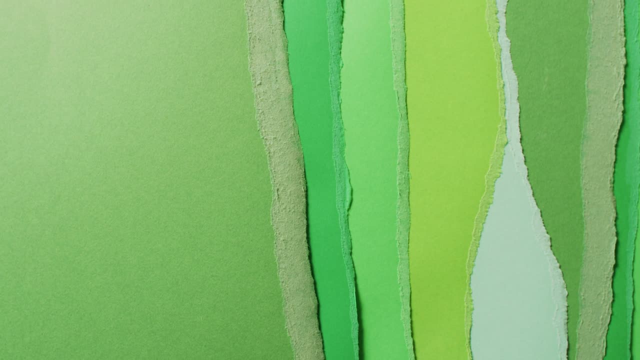 video de primer plano de pedazos rasgados de fondo de papel verde