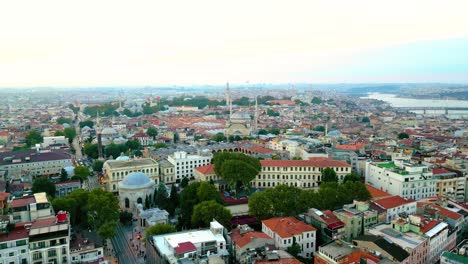 Filmische-Drohnenaufnahme-Von-Istanbul-Bei-Sonnenuntergang