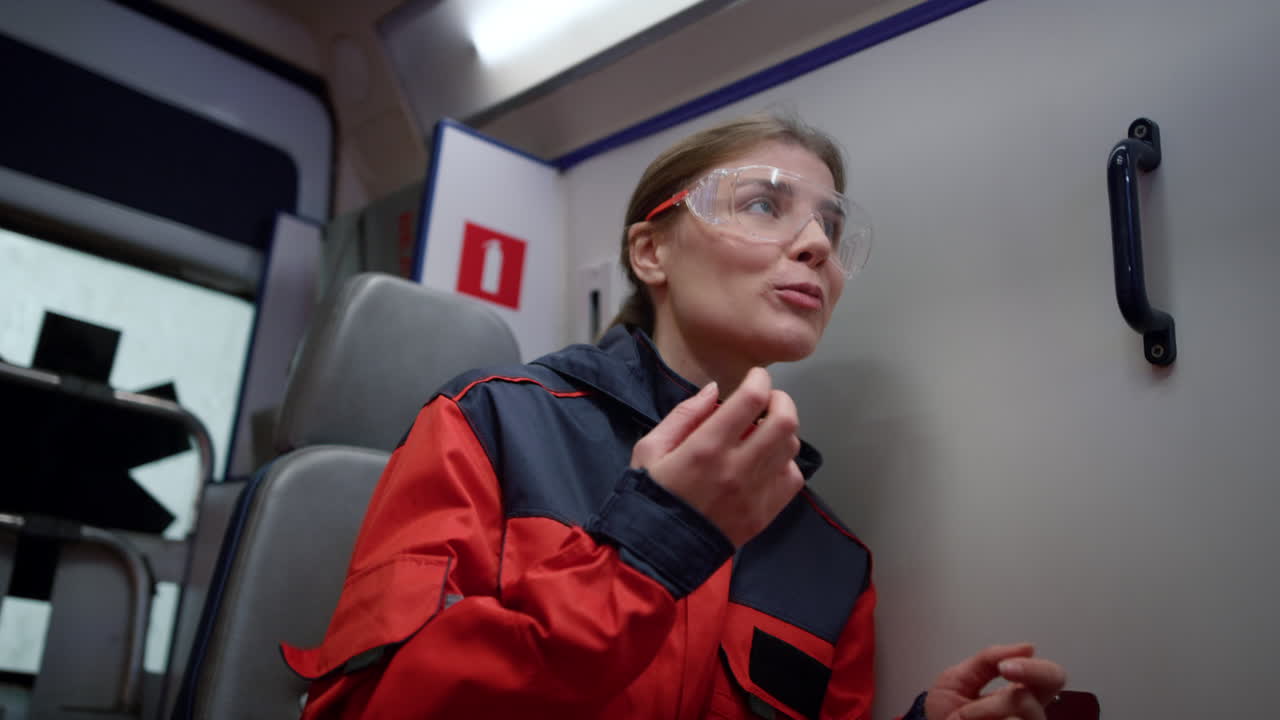 фельдшерка, сидящая в машине скорой помощи