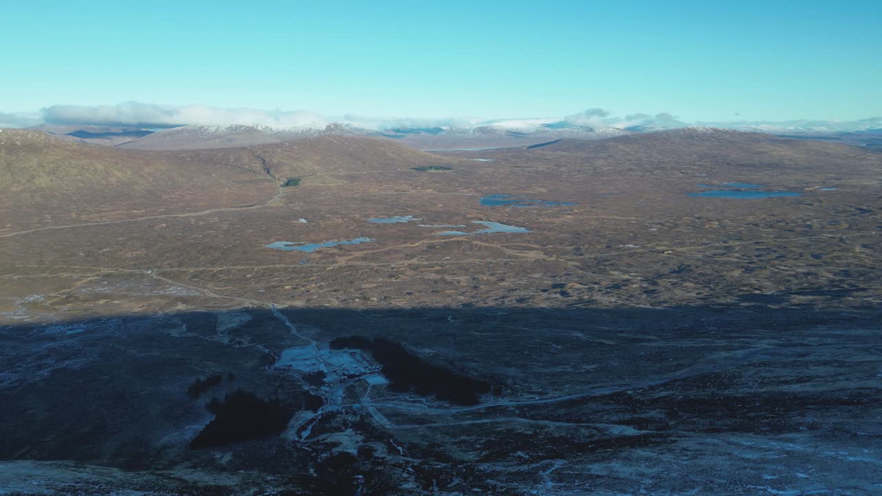 저녁 에 구름 이 가득 한 하늘 아래 희박 한 식물 과 어져 있는 호수 들 이 있는 글렌코 계곡, 공중 에서 볼 수 있는 모습