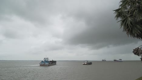 Schiffe-Fahren-über-Den-Fluss-Ganges,-Der-Die-Mündung-Des-Flusses-Ganges-Darstellt