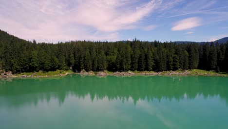 lago de fusine superior, alpes italianos. vuelos aéreos de aviones no tripulados.