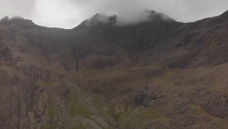 Rückwärts-Drohnenaufnahme-Einer-Berglandschaft-Auf-Der-Insel-Skye-In-Schottland